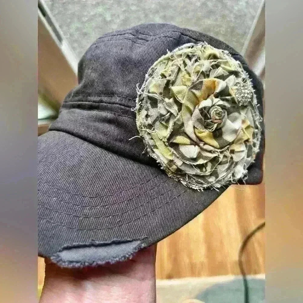 Flower Embroidered Distressed Cap - Dark Gray with Yellow/Gray/White Flo…